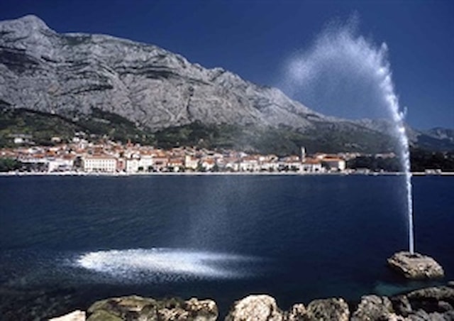 Springbrunnen im Meer, Hafen von Makarska